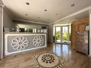 A kitchen or kitchenette at Villa Dolunay Apart Hotel