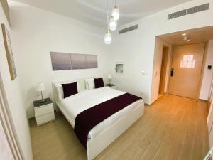 a bedroom with a large bed in a room at Yas Island Mayan 2 Junior 1 Bed Apartment by Central Stay in Abu Dhabi +28 photos