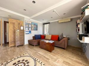 A television and/or entertainment centre at Villa Dolunay Apart Hotel