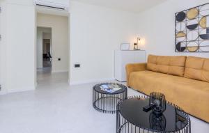 Ruang duduk di Cozy Apartment In Nin With Wifi +18 gambar