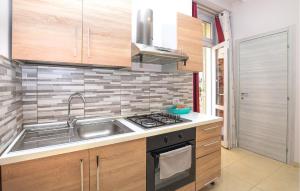 Η κουζίνα ή μικρή κουζίνα στο Cozy Apartment In Ragusa With Wifi +7 φωτογραφίες