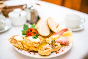 Jedlo v ubytovaní bed & breakfast alebo blízkom okolí