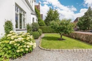 Taman di luar Villa 18