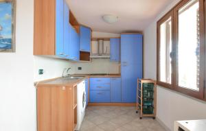 Η κουζίνα ή μικρή κουζίνα στο Lovely Apartment In Ilbono With Wifi