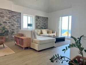 a living room with a couch and a table at Refúgio do Ilhéu in Porto Moniz