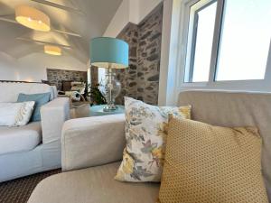 a living room with a couch and a window at Refúgio do Ilhéu in Porto Moniz