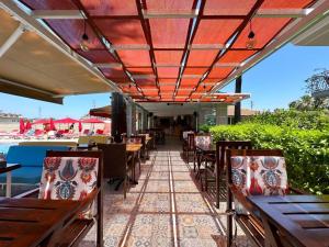 A restaurant or other place to eat at Villa Dolunay Apart Hotel