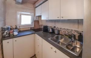 una cocina con fregadero y encimera en 2 Bedroom Lovely Home In Ostuni, en Ostuni