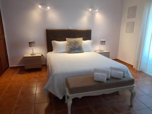 a bedroom with a large white bed with two lamps at Aurora Sol in Luz