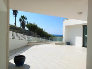 un patio vacío con vistas al océano en Silver Coast Heights K, en Lourinhã