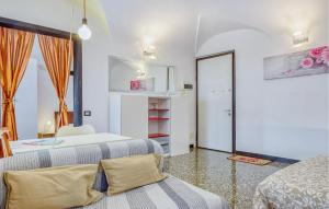 Giường trong phòng chung tại 1 Bedroom Stunning Apartment In Genova