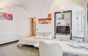 Giường trong phòng chung tại 1 Bedroom Stunning Apartment In Genova