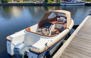 un pequeño barco amarrado a un muelle en el agua en 2 Bedroom Gorgeous Home In Lemmer, en Lemmer