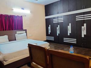 Ένα ή περισσότερα κρεβάτια σε δωμάτιο στο CHETAN INN HOTEL