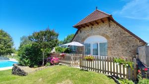 a small house with a fence and a pool at Au Grand Bonheur - Gîte Padirac - Rocamadour in Miers