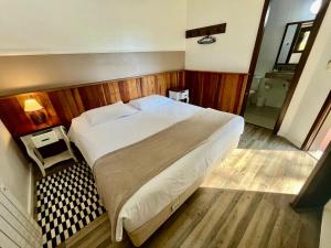 Cama ou camas em um quarto em Pousada Rosa
