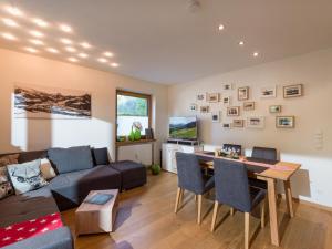 salon z kanapą i stołem w obiekcie Appartement Lana - by NV-Appartements w mieście Kirchberg in Tirol