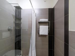 łazienka z prysznicem i szklanymi drzwiami w obiekcie Appartement Lana - by NV-Appartements w mieście Kirchberg in Tirol