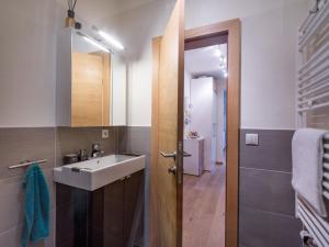 łazienka z umywalką i lustrem w obiekcie Appartement Lana - by NV-Appartements w mieście Kirchberg in Tirol
