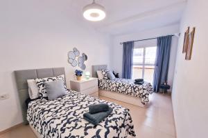 een slaapkamer met twee bedden en een raam bij Relax Sunny Golf Apartment in San Miguel de Abona +49 foto's