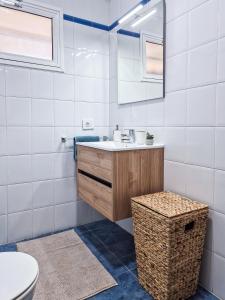 een badkamer met een wastafel en een toilet bij Relax Sunny Golf Apartment in San Miguel de Abona