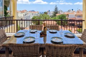 een tafel met glazen en een fles wijn op een balkon bij Relax Sunny Golf Apartment in San Miguel de Abona