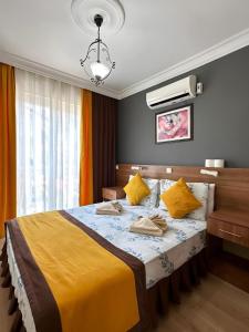 A bed or beds in a room at Villa Dolunay Apart Hotel Még 10 kép