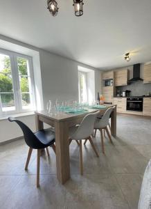 PloërdutNotre essentiel gîte en Bretagne的配有木桌椅的餐厅