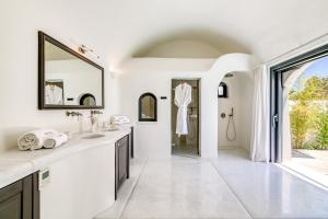 A kitchen or kitchenette at Perivolas Hotel