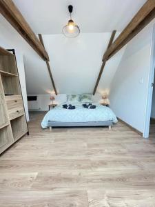 PloërdutNotre essentiel gîte en Bretagne的一间卧室配有一张床和两盏灯。