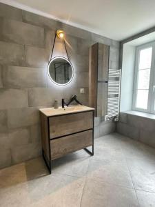 PloërdutNotre essentiel gîte en Bretagne的浴室里有洗手池和镜子