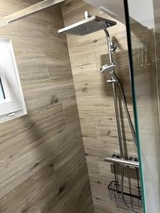O baie la Appartement 56m2 avec balcon en coeur de village +26 fotografii
