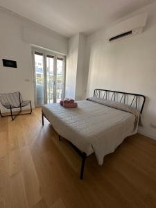 Un dormitorio con una cama con un par de zapatos encima. en Suite&Chic Apartment, en Bari