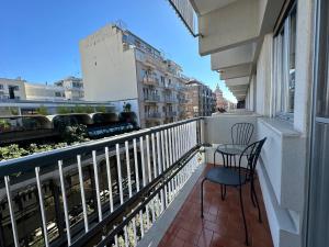 una silla en el balcón de un edificio en Suite&Chic Apartment, en Bari