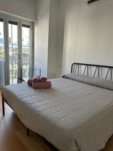 Una cama con dos ositos de peluche encima. en Suite&Chic Apartment, en Bari