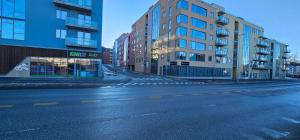 una calle vacía en una ciudad con edificios altos en Lilleby Apartment, en Trondheim