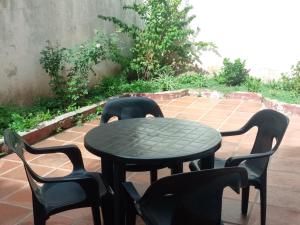 a black table and chairs on a patio at Cómo en casa Cochabamba 320 in Rosario