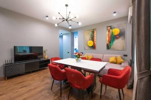 Μια τηλεόραση ή/και κέντρο ψυχαγωγίας στο Central apartment with a swimming pool