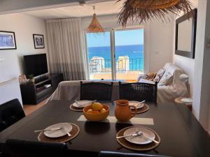 a living room with a dining table with a view of the ocean at Casa Asplund, casco antiguo con vistas al mar in Altea