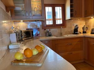 a kitchen with a cutting board with fruit on it at Casa Asplund, casco antiguo con vistas al mar in Altea