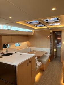 - Cocina y sala de estar en un yate en Vela, en Volos