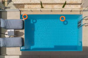 Bazén v ubytování Vrachos Luxury Maisonettes nebo v jeho okolí