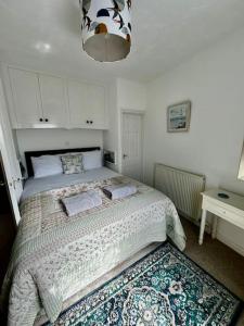 Postel nebo postele na pokoji v ubytování Hollycombe + 10 fotografií