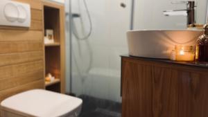 Phòng tắm tại Waterfall Glamping Cabin +20 ảnh