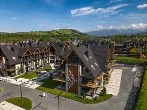 Białka TatrzanskaAparthotel Diamond SPA Aqua的享有度假胜地的空中景致,以山脉为背景