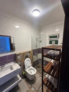 Ein Badezimmer in der Unterkunft Gather 'n' Gab Gateway family apartment