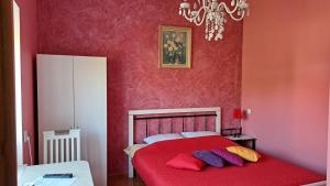 een rode slaapkamer met een bed met kussens erop bij Astra-Poilsis Sventojoje in Šventoji +35 foto's
