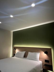 Rúm í herbergi á Hôtel Originals City, Armony Dijon - Chenôve