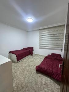 Ein Bett oder Betten in einem Zimmer der Unterkunft Gather 'n' Gab Gateway family apartment