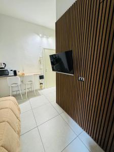 Μια τηλεόραση ή/και κέντρο ψυχαγωγίας στο Tiny & Cosy Studio Flat in Como